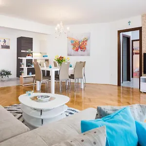 Free Private Garage Apartment